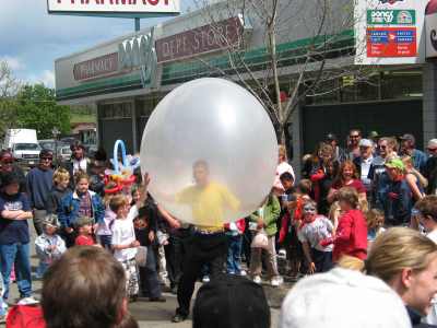Hundert Mile House, Strassenknstler